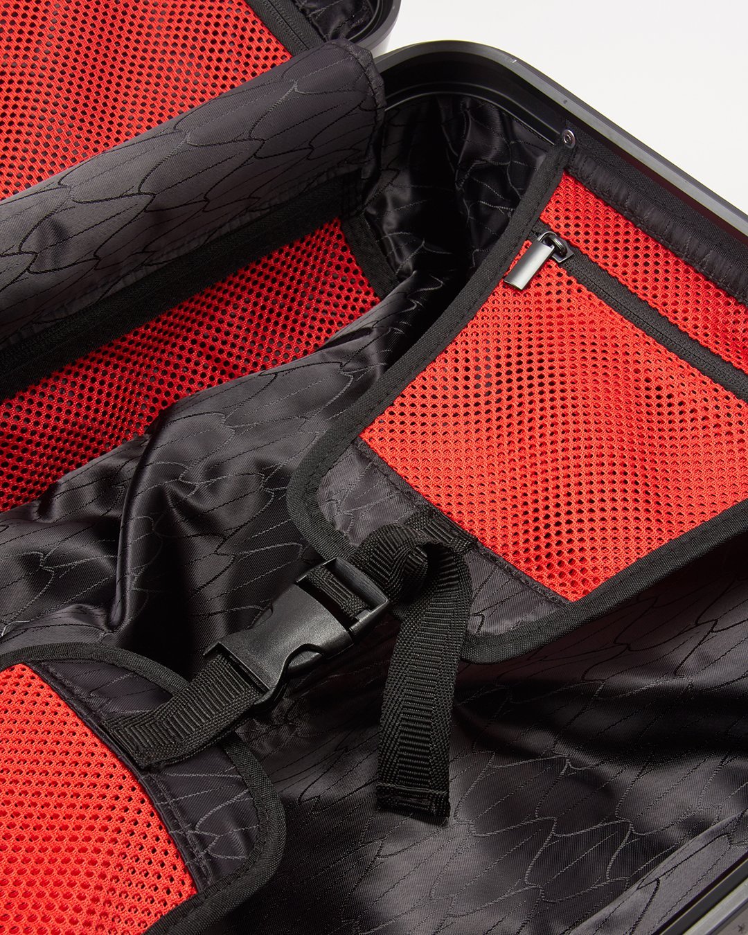 SHARKFLOWER 29.5” FULL-SIZE SHARKNAUTICS LUGGAGE